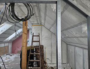 Zateplení podkrovního bytu pomocí foukané izolace